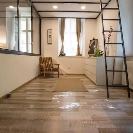 French Style Charming With Garden Appartement